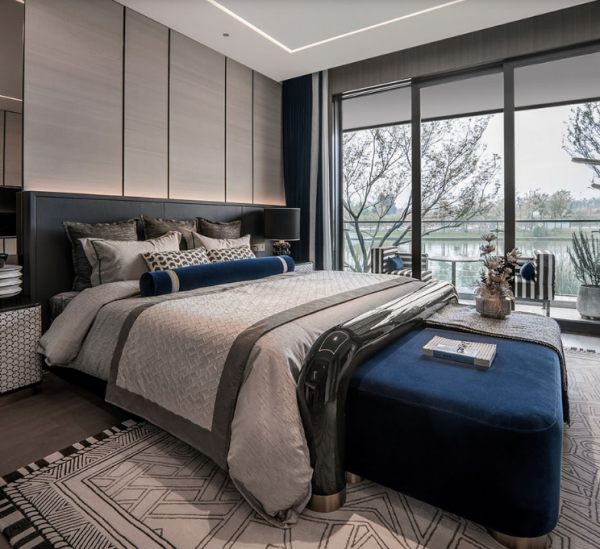 Kamar dengan perabotan dari kulit dan warna gelap yang mewah